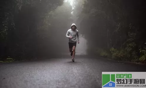 在奔跑路上的视频素材